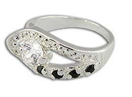 Anel folheado a prata com texturas e pedras de strass e zirc